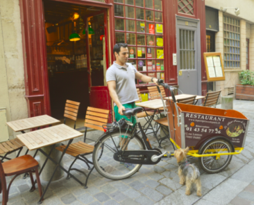 Reza devant son restaurant : Le Petit Prince de Paris.