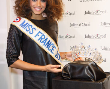 Alicia Aylies, Miss France 2017, lors de la révélation de la couronne Miss France 2018 par le bijoutier Julien D'Orcel.