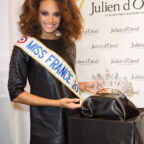 Alicia Aylies, Miss France 2017, lors de la révélation de la couronne Miss France 2018 par le bijoutier Julien D'Orcel.